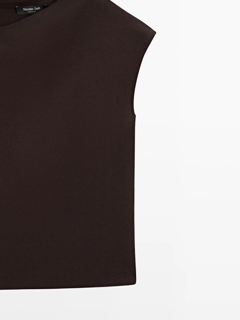 Топ с асимметричным вырезом и деталью броши