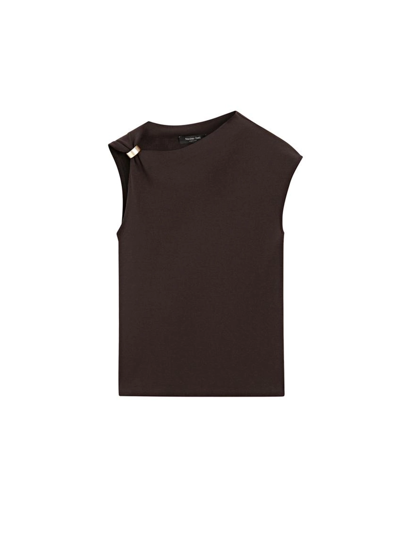 Топ с асимметричным вырезом и деталью броши