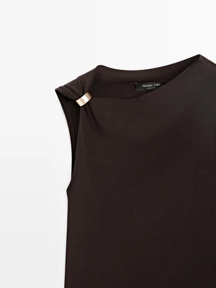 Топ с асимметричным вырезом и деталью броши- Заказать в России