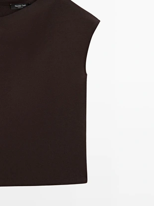 Топ с асимметричным вырезом и деталью броши- Заказать в России