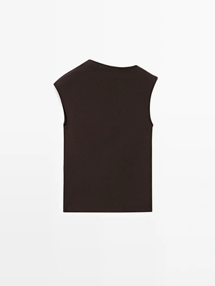 Топ с асимметричным вырезом и деталью броши- Заказать в России