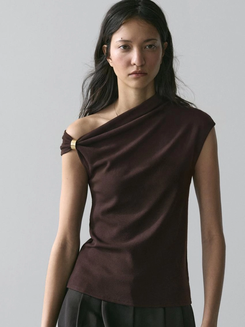 Топ с асимметричным вырезом и деталью броши