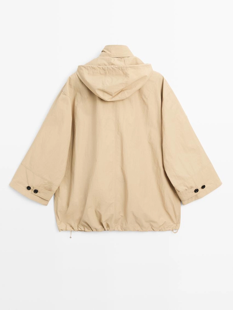 Утепленный парка с деталями капюшона