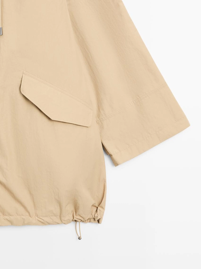 Утепленный парка с деталями капюшона