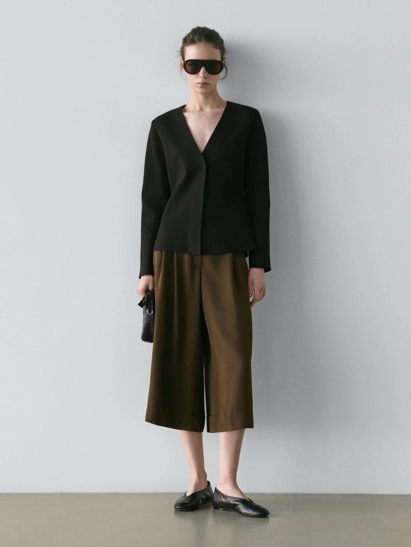 Пиджак с v-образным вырезом и деталями на застежке