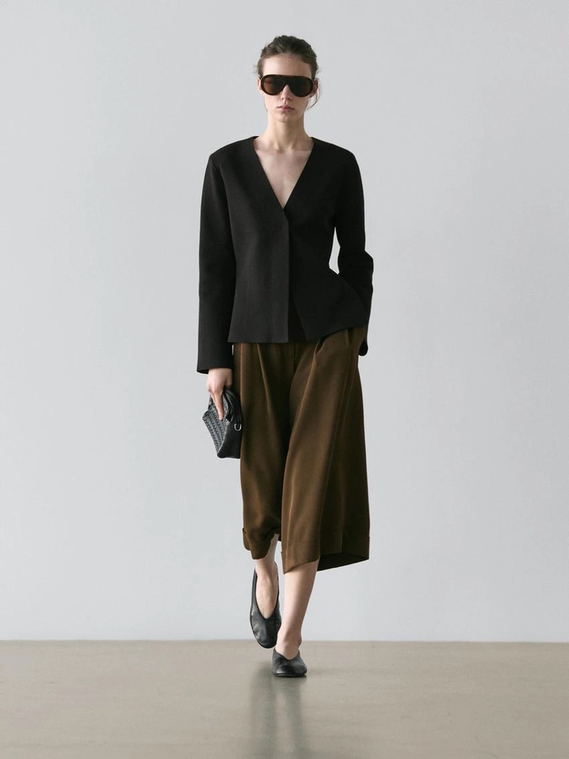 Пиджак с v-образным вырезом и деталями на застежке