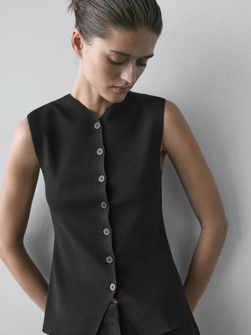 Жилет в форме буквы v с деталями на пуговицах