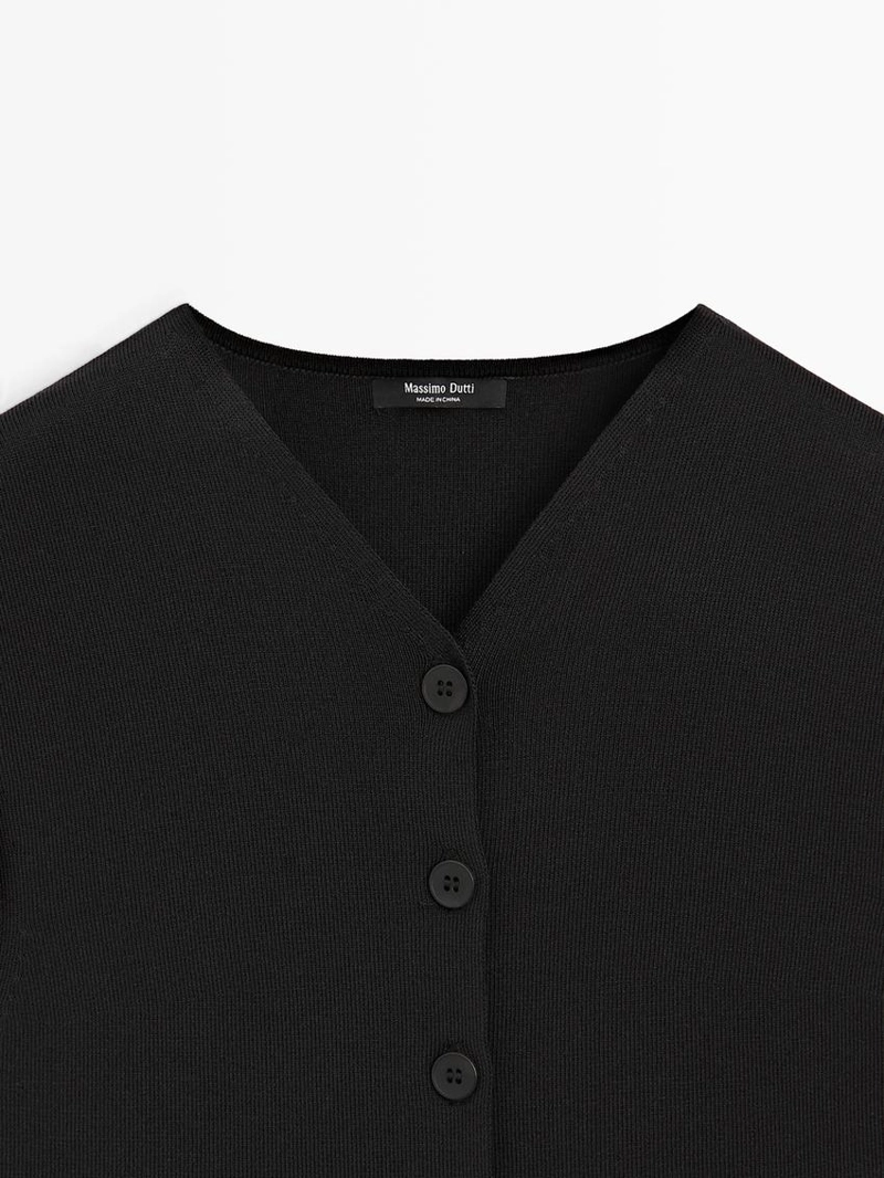 Жилет в форме буквы v с деталями на пуговицах