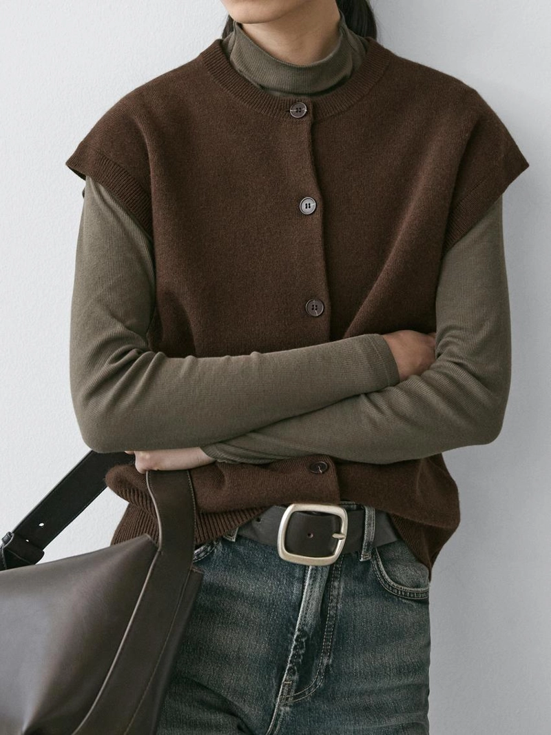 Жилет с округлым вырезом