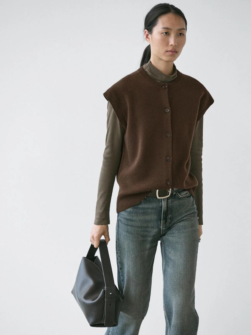 Жилет с округлым вырезом