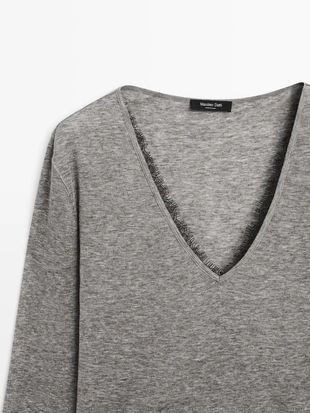 Футболка с V-образным вырезом и деталями из кружева- Заказать в России