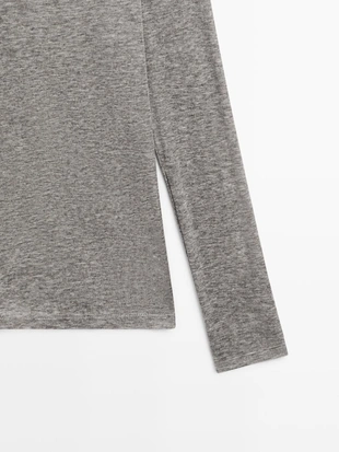 Футболка с V-образным вырезом и деталями из кружева- Заказать в России