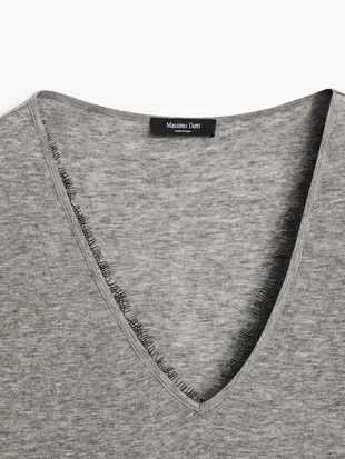 Футболка с V-образным вырезом и деталями из кружева- Заказать в России