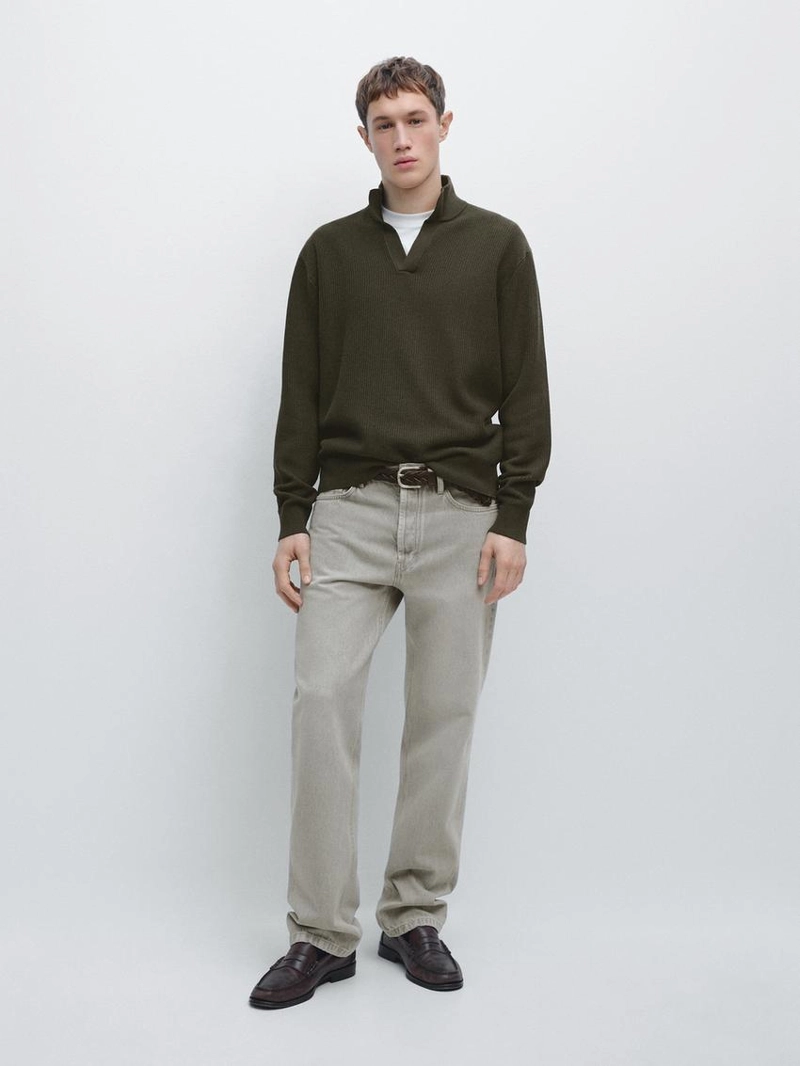 Вязанный свитер с высоким воротником и v-образным вырезом