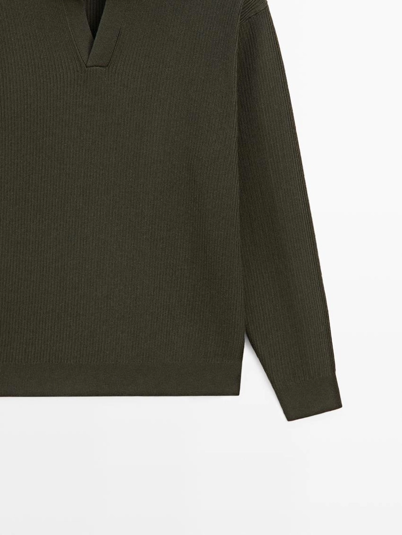 Вязанный свитер с высоким воротником и v-образным вырезом