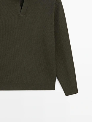 Вязанный свитер с высоким воротником и V-образным вырезом- Заказать в России