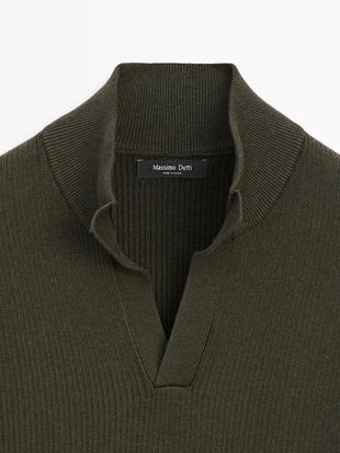 Вязанный свитер с высоким воротником и V-образным вырезом- Заказать в России