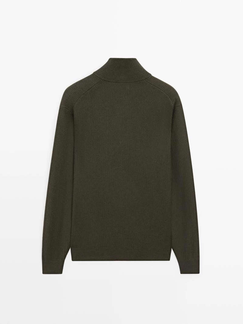 Вязанный свитер с высоким воротником и v-образным вырезом