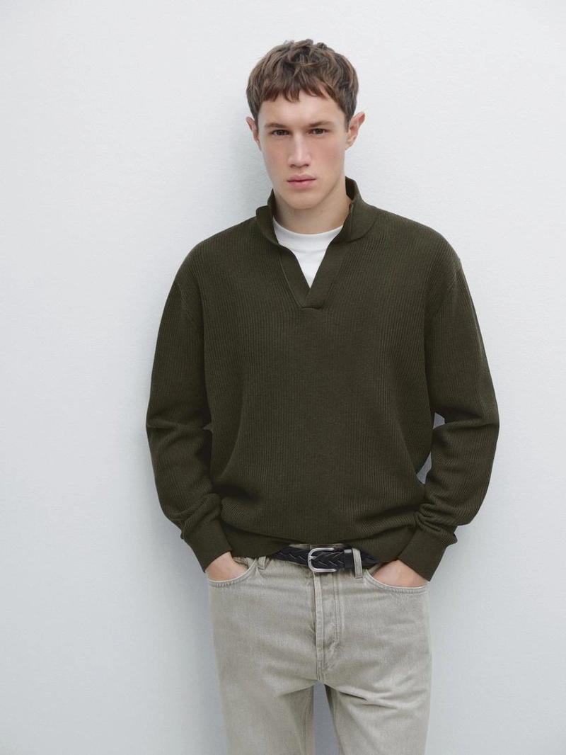 Вязанный свитер с высоким воротником и v-образным вырезом