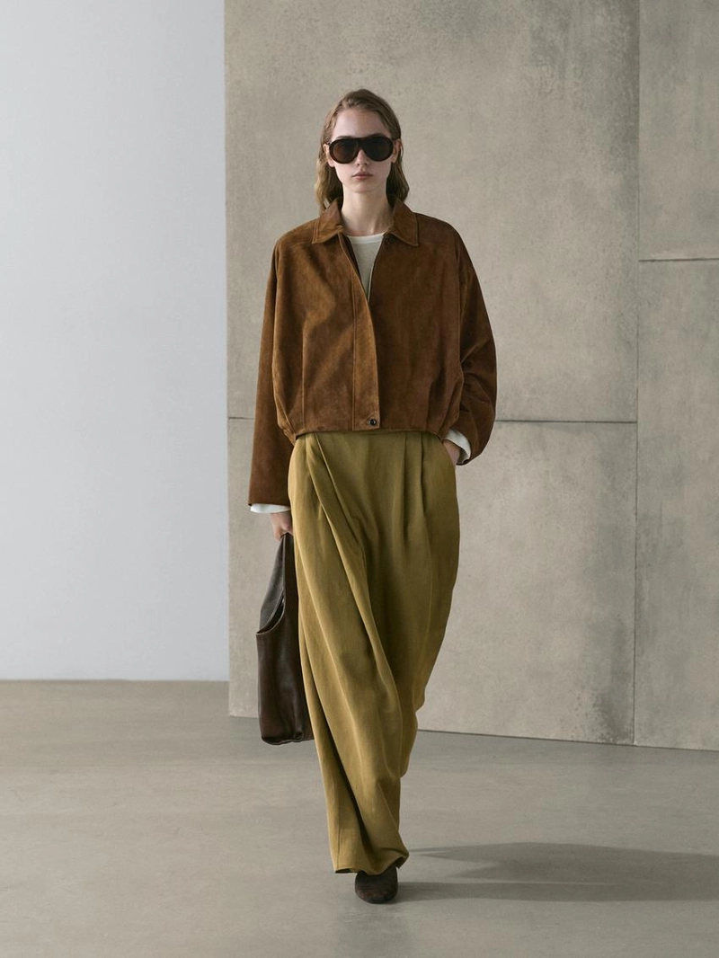 Короткая кожаная бомбер-куртка из замши