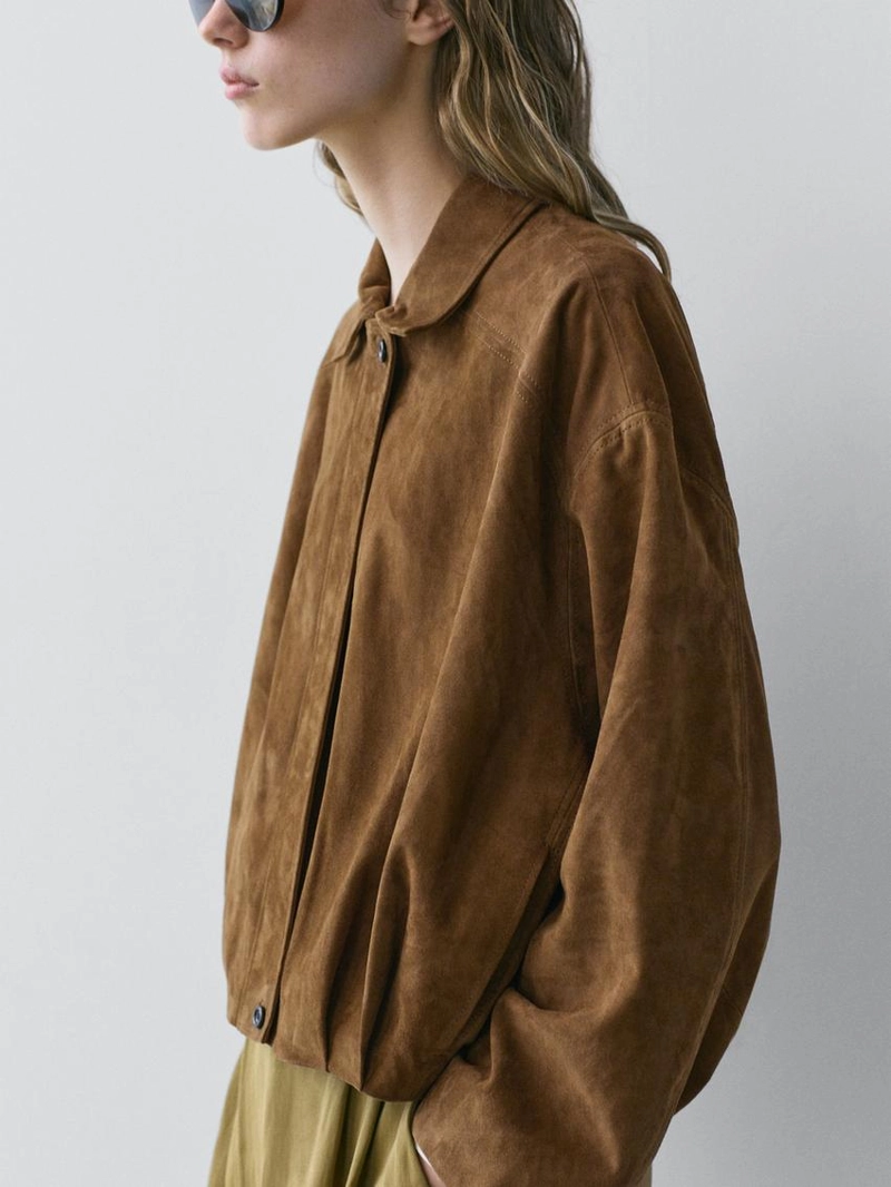 Короткая кожаная бомбер-куртка из замши