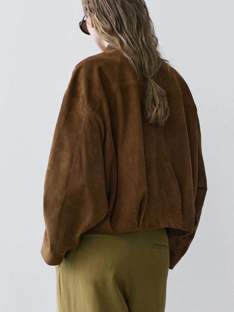 Короткая кожаная бомбер-куртка из замши