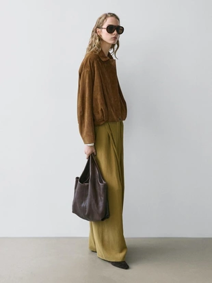 Короткая кожаная бомбер-куртка из замши- Заказать в России