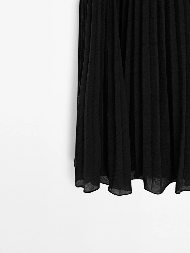 Длинное платье с плиссированной юбкой и деталями жилета