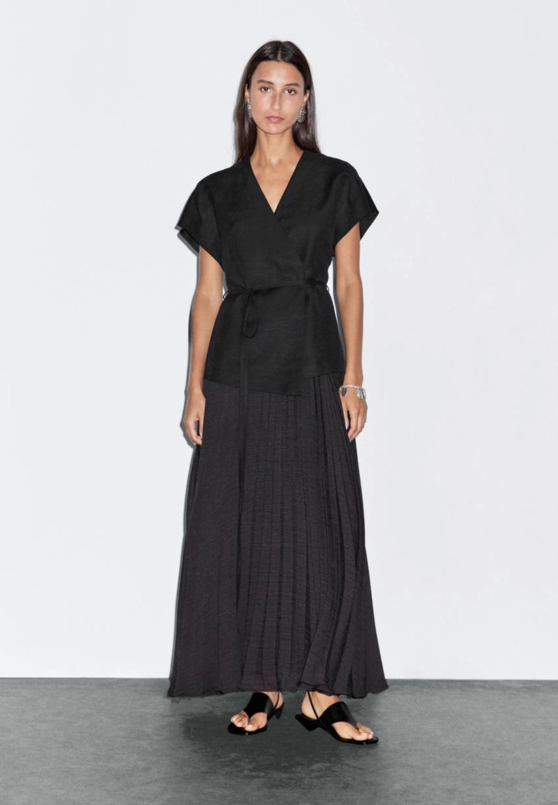 Длинное платье с плиссированной юбкой и деталями жилета