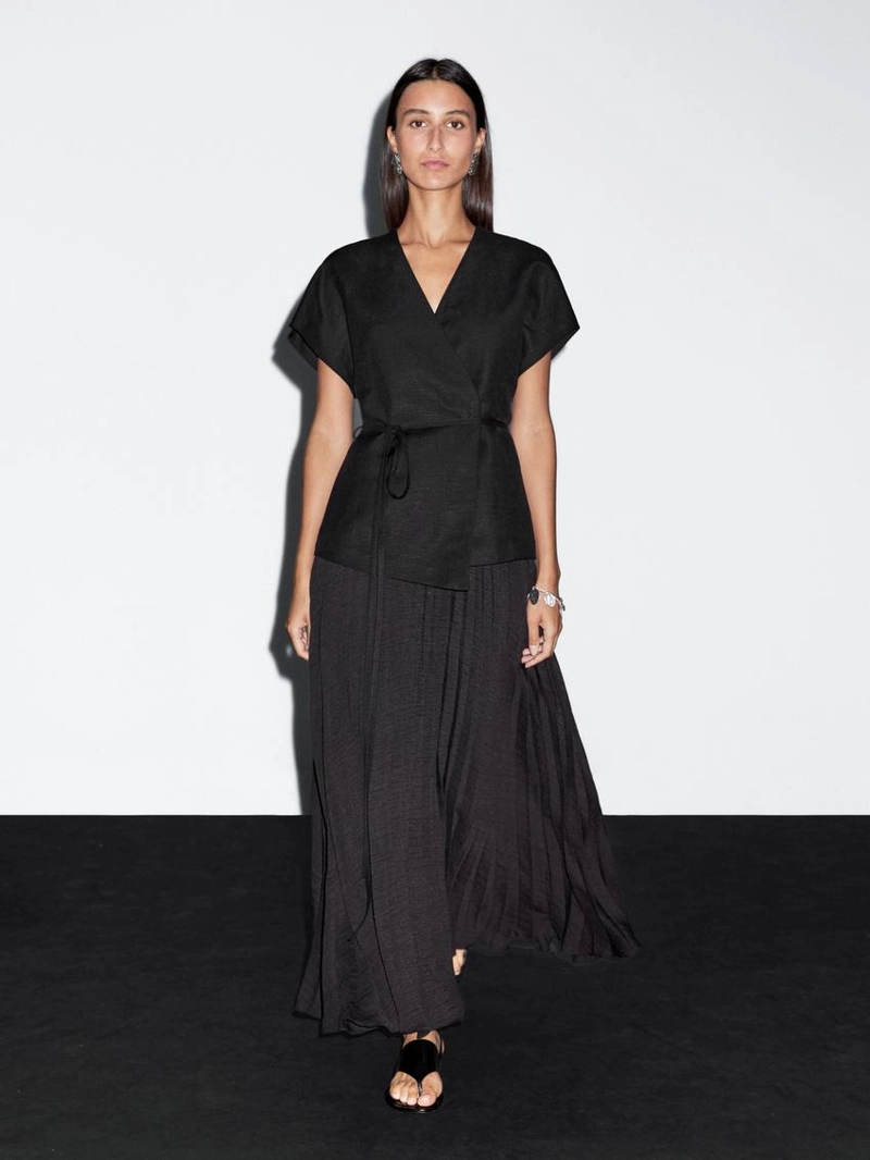 Длинное платье с плиссированной юбкой и деталями жилета