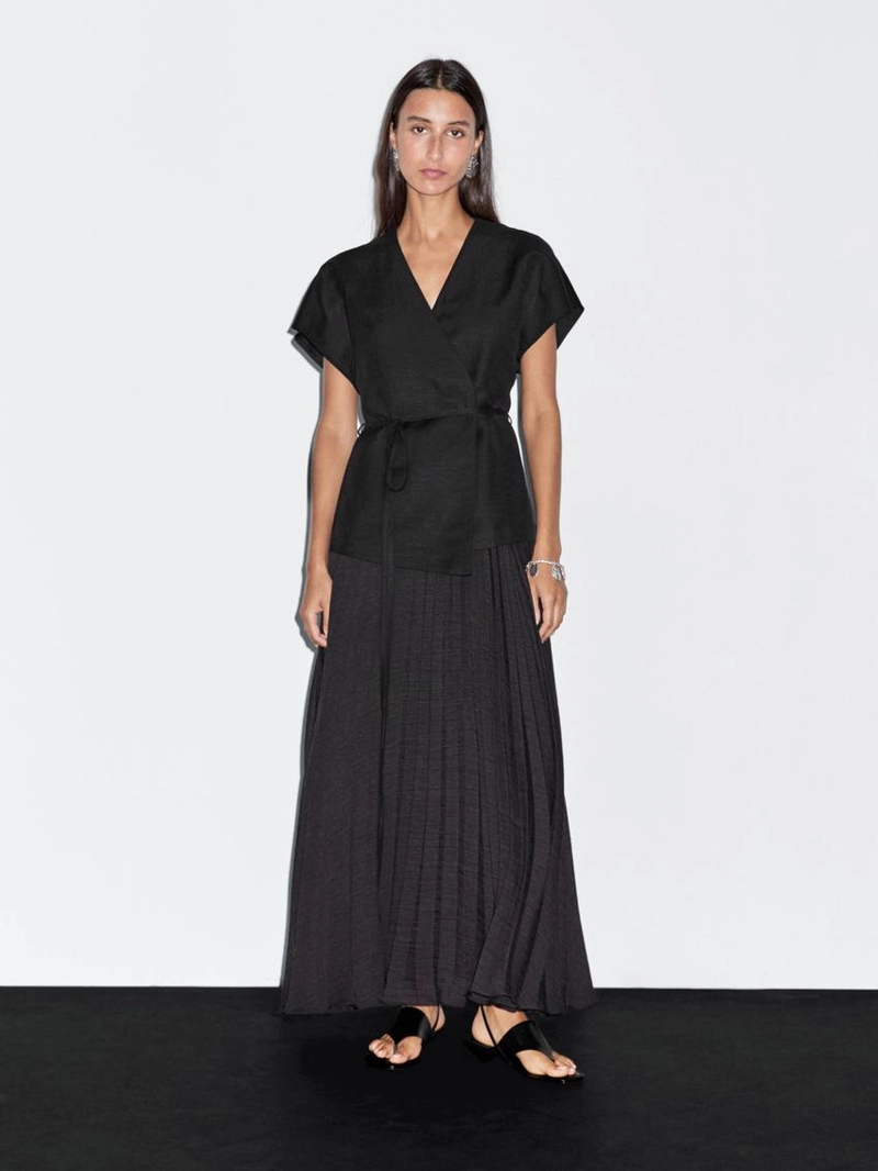 Длинное платье с плиссированной юбкой и деталями жилета