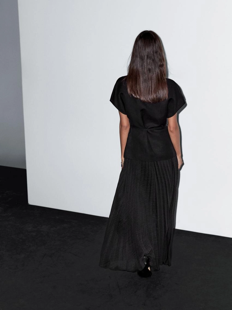 Длинное платье с плиссированной юбкой и деталями жилета