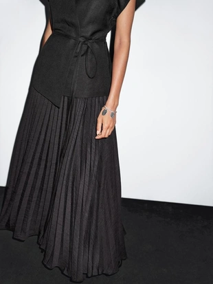 Длинное платье с плиссированной юбкой и деталями жилета- Заказать в России