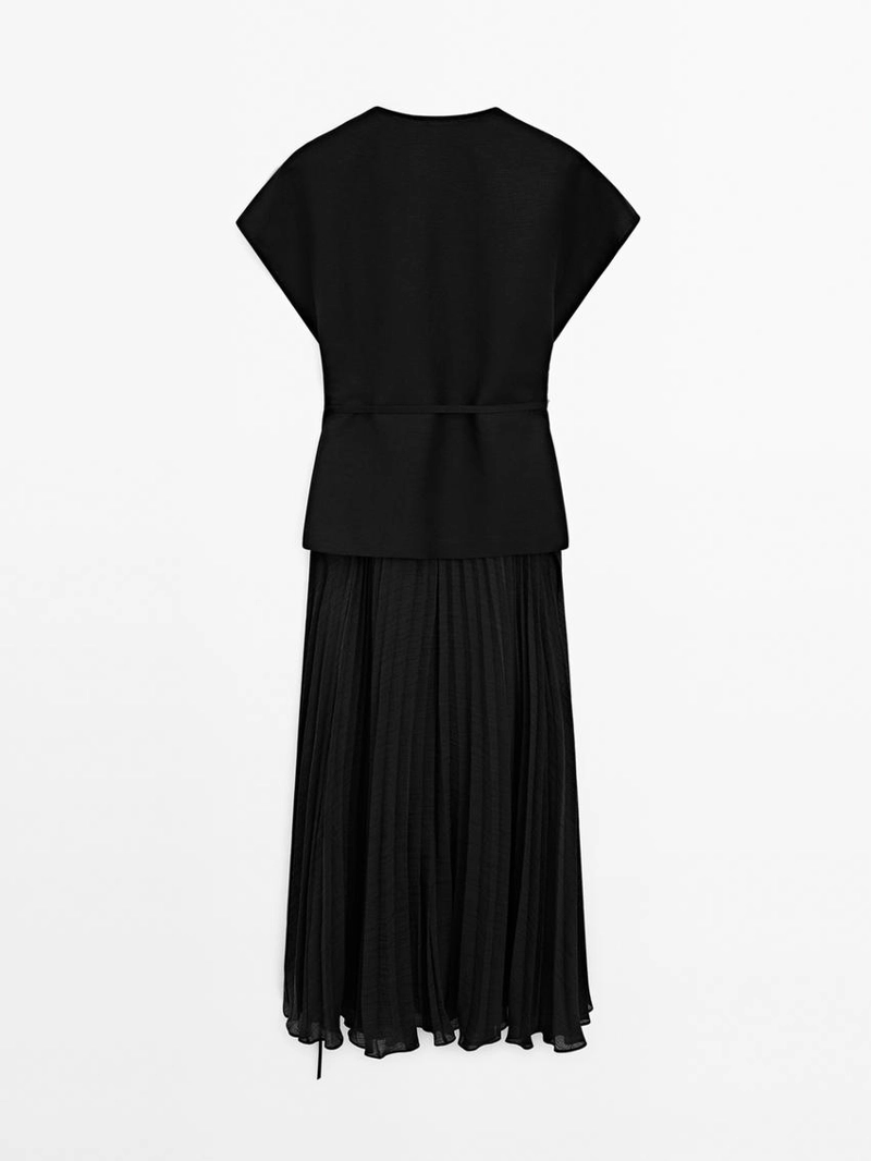 Длинное платье с плиссированной юбкой и деталями жилета