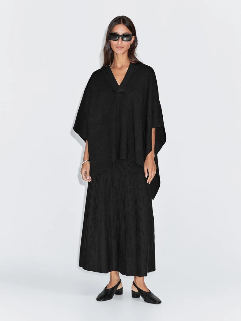 Короткая вязаная накидка с v-образным вырезом