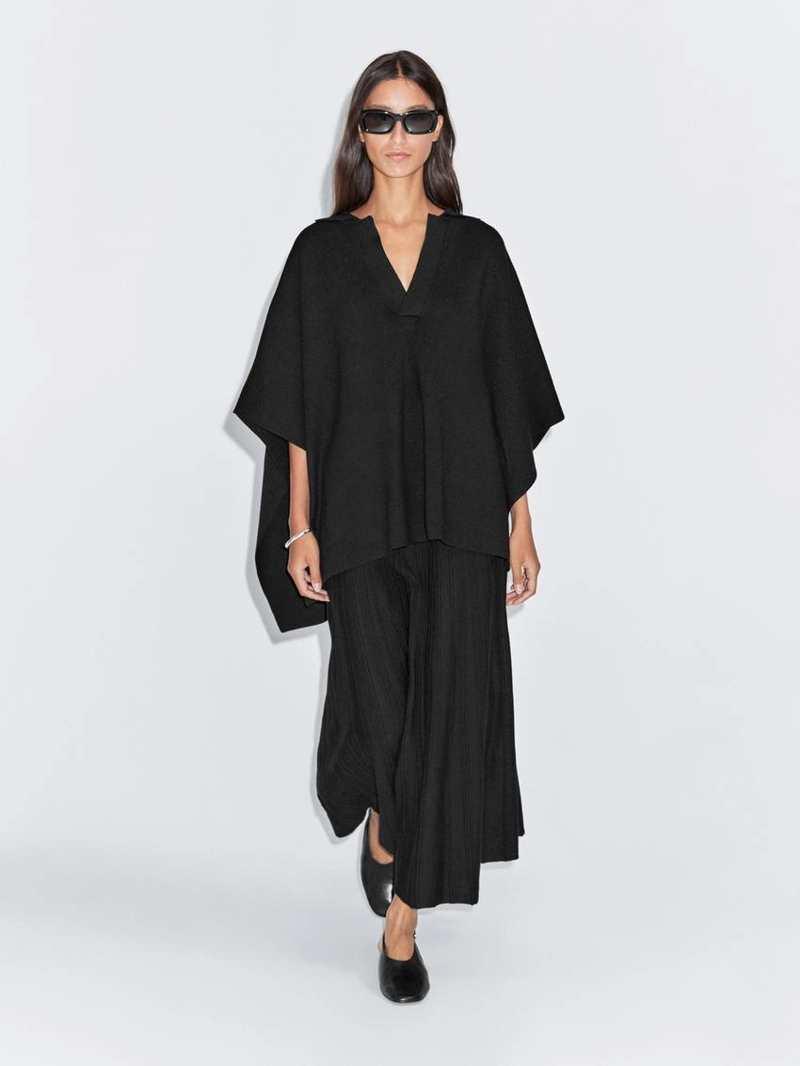 Короткая вязаная накидка с v-образным вырезом