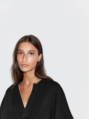 Короткая вязаная накидка с V-образным вырезом- Заказать в России