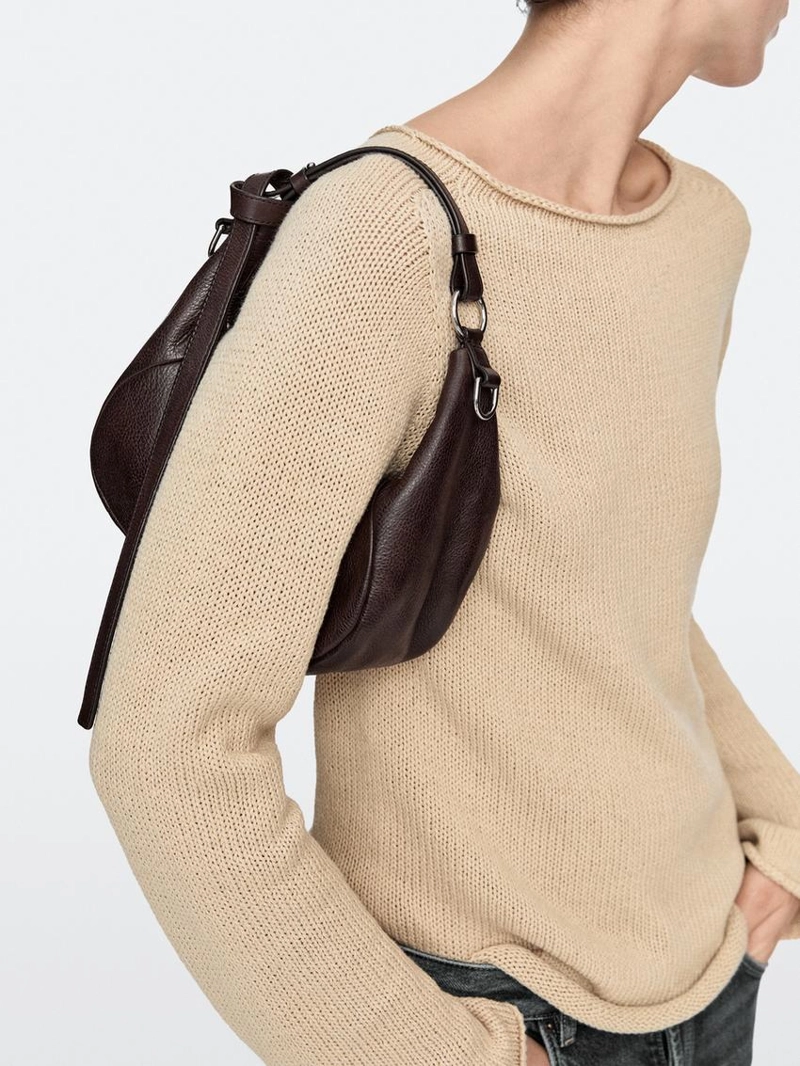 Сумка из натуральной кожи с металлической пряжкой