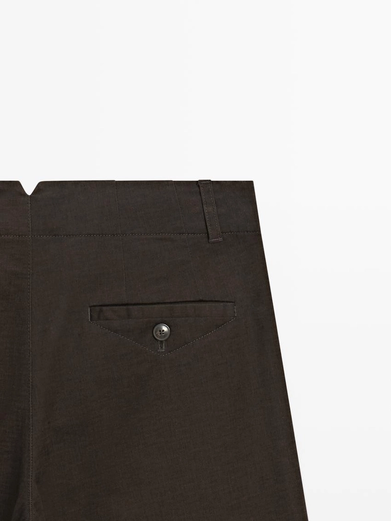 Брюки с широкими штанинами и защипами