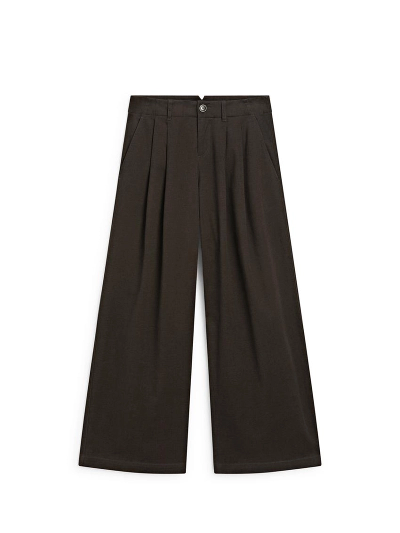 Брюки с широкими штанинами и защипами