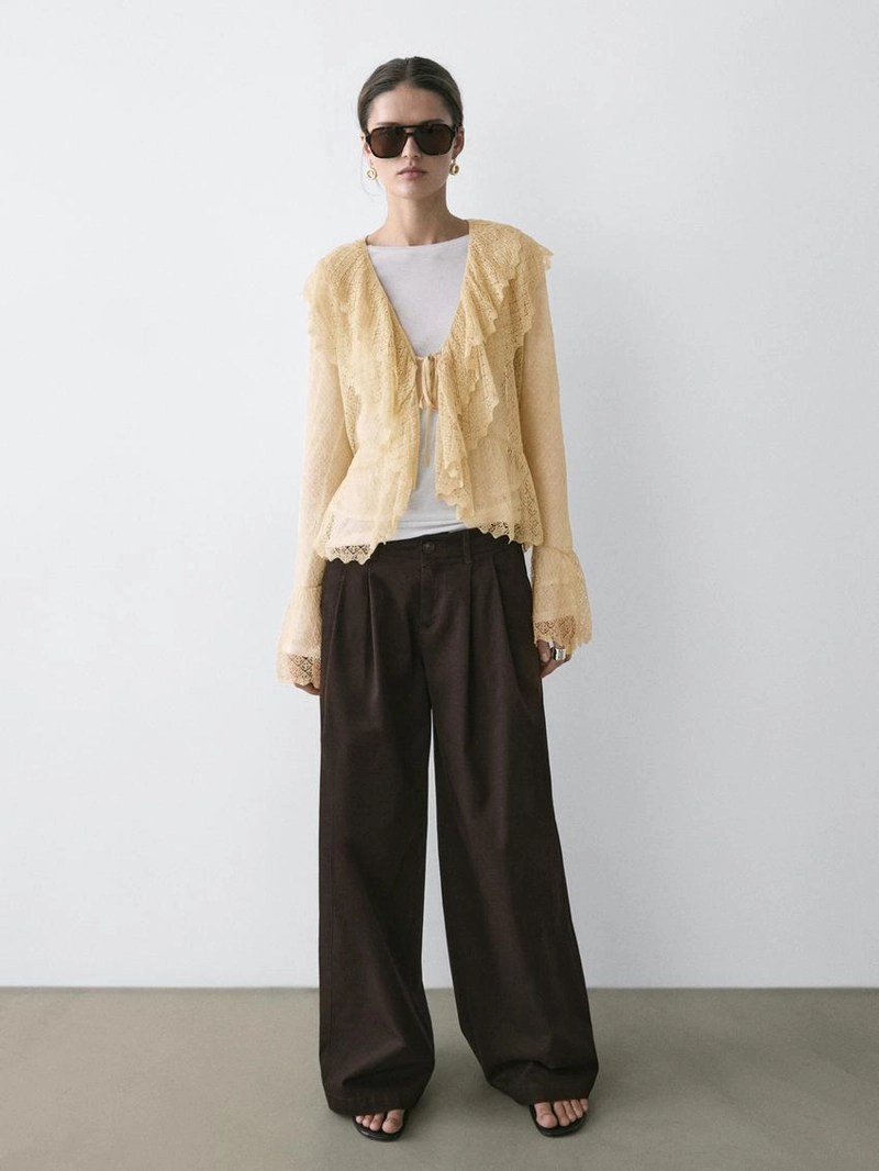 Брюки с широкими штанинами и защипами