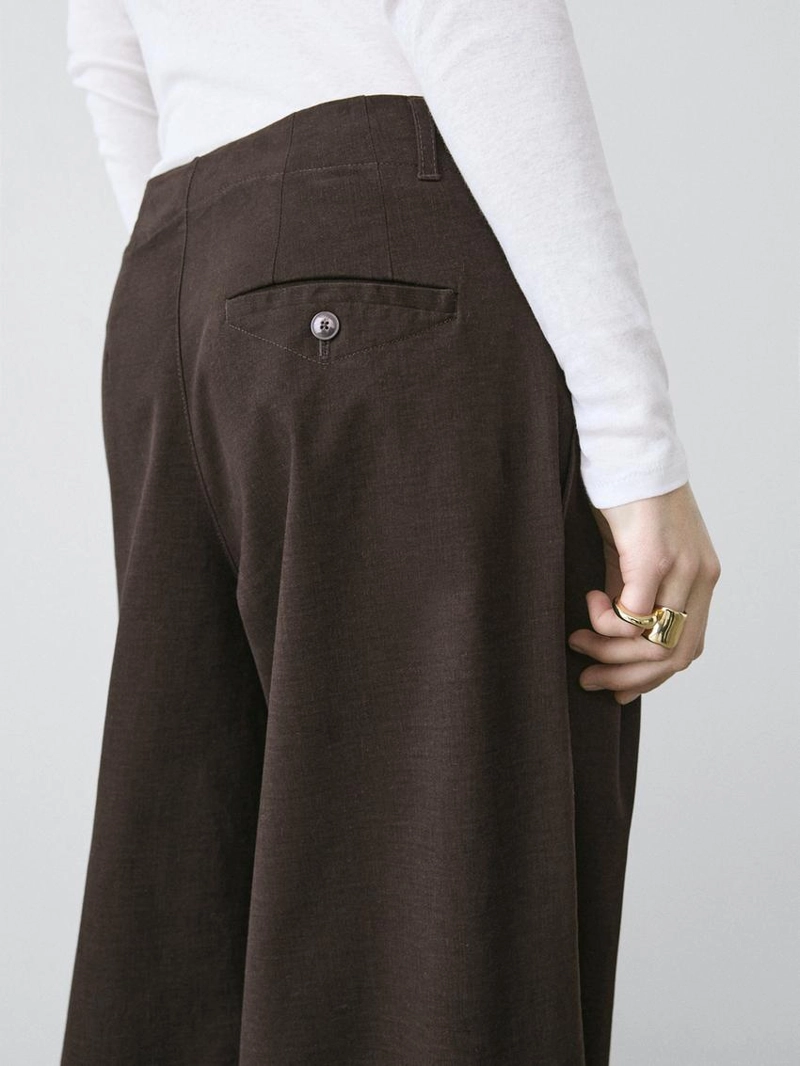 Брюки с широкими штанинами и защипами