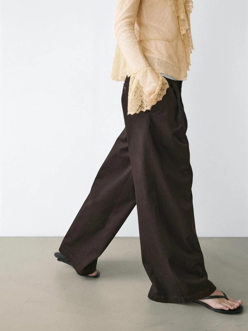 Брюки с широкими штанинами и защипами