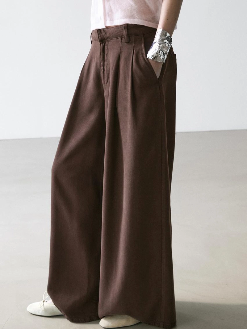 Широкие зауженные брюки с защипами