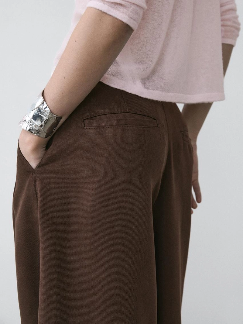 Широкие зауженные брюки с защипами