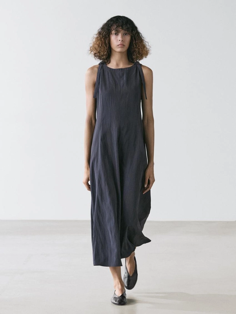 Платье миди с пряжками и расклешенной юбкой