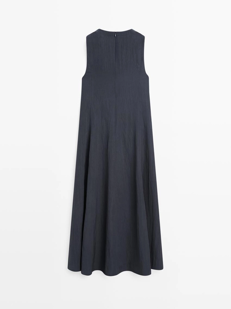 Платье миди с пряжками и расклешенной юбкой