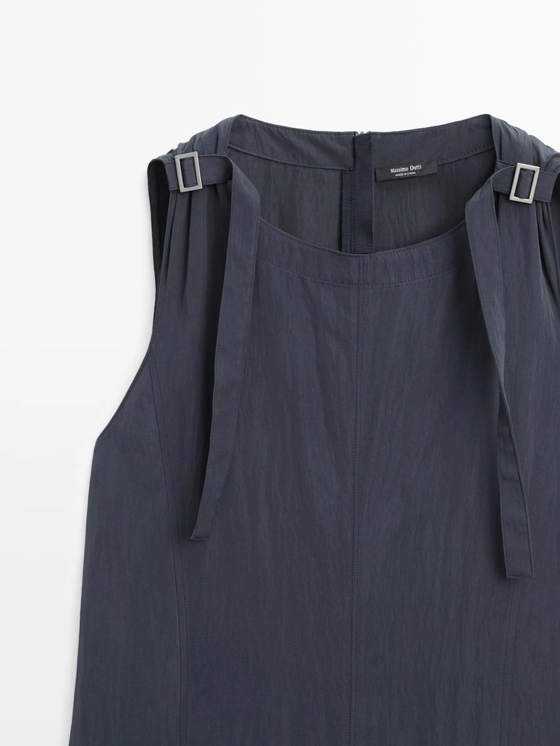 Платье миди с пряжками и расклешенной юбкой