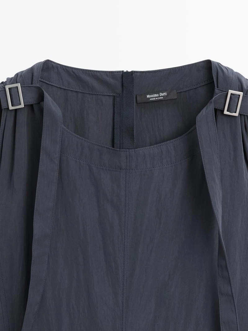 Платье миди с пряжками и расклешенной юбкой