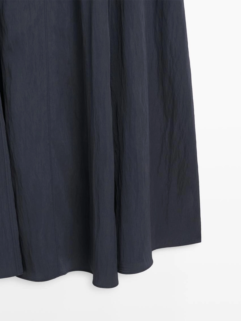 Платье миди с пряжками и расклешенной юбкой